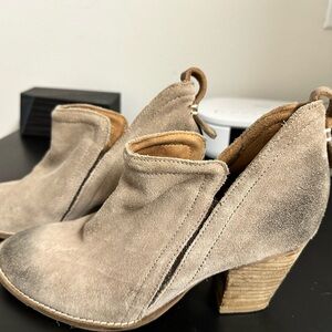 Jeffery Campbell 8.5 There is a wire to mold the top of the boot